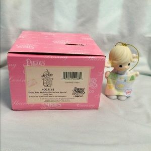 2005 Precious Moments “May your holidays be so-sew special” ornament